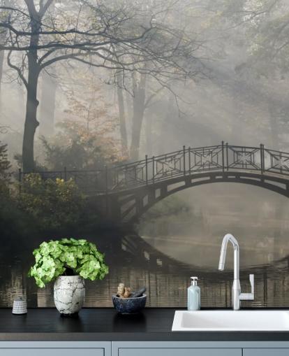 parc d'arbres brumeux et calme avec rivière et pont papier peint