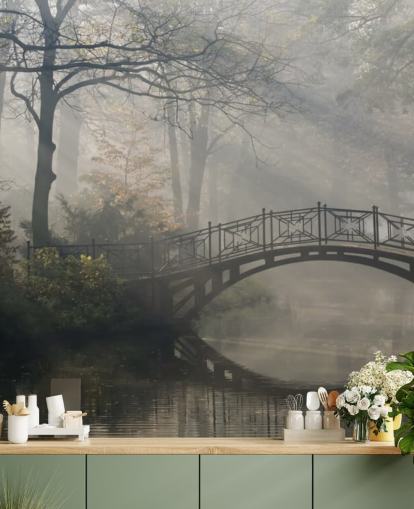 nebliger und ruhiger Baumpark mit Fluss- und Brückentapete