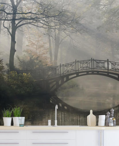 parque de árvores enevoadas e calmas com rio e ponte papel de parede