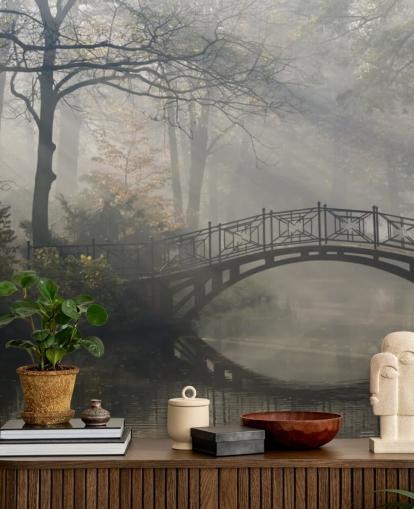 mistig en kalm boompark met rivier- en brugbehang
