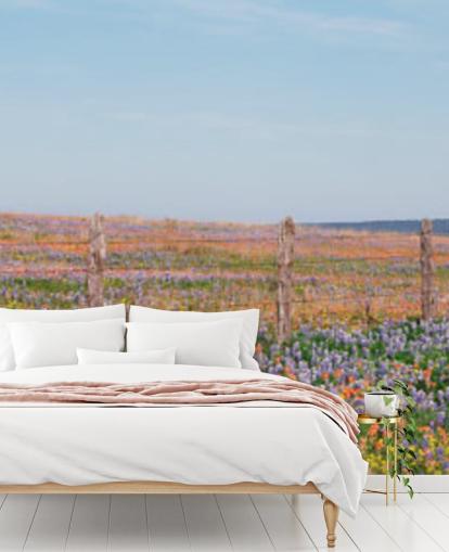 campo de prado com flores laranja, roxas e amarelas papel de parede