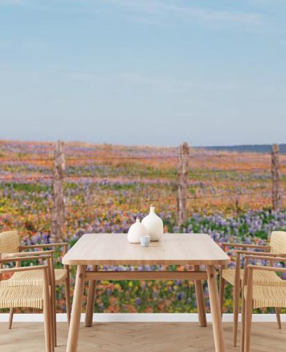 champ de prairie avec fleurs orange, violet et jaune papier peint