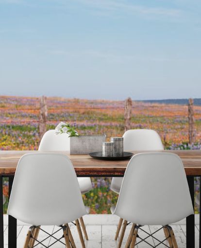 campo de prado con papel tapiz de flores naranjas, moradas y amarillas