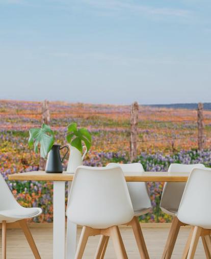 campo di prato con carta da parati fiori arancioni, viola e gialli