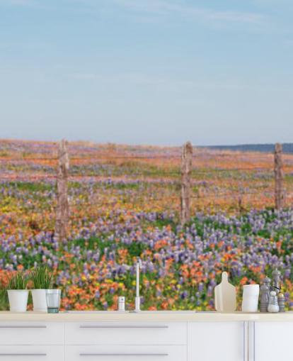 weideveld met oranje, paarse en gele bloemenbehang