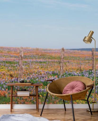 champ de prairie avec fleurs orange, violet et jaune papier peint