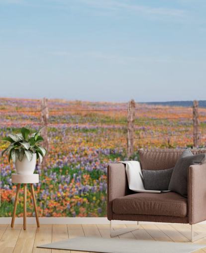 campo di prato con carta da parati fiori arancioni, viola e gialli