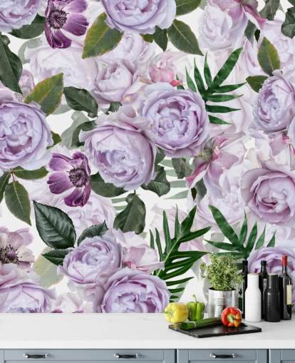 peonie viola con foglie verdi su sfondo bianco