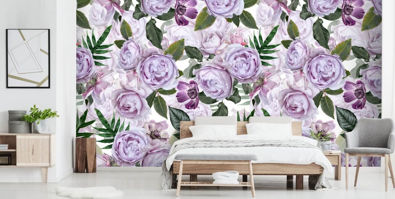 lila pioner med gröna blad på en vit bakgrund tapet