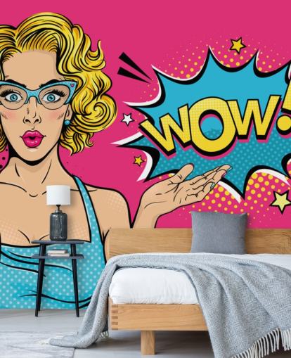 dame siger wow lyserødt, blåt og gult pop art tapet