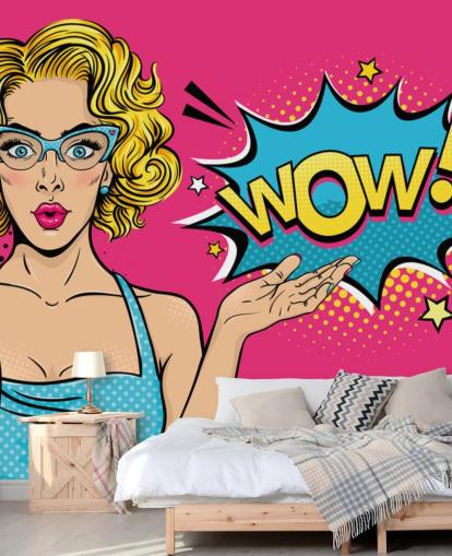 Pop-Art-Tapete mit Aufschrift „Lady Saying Wow“ in Rosa, Blau und Gelb Pop-Art-Tapete mit Aufschrift „Lady Saying Wow“ in Rosa, Blau und Gelb