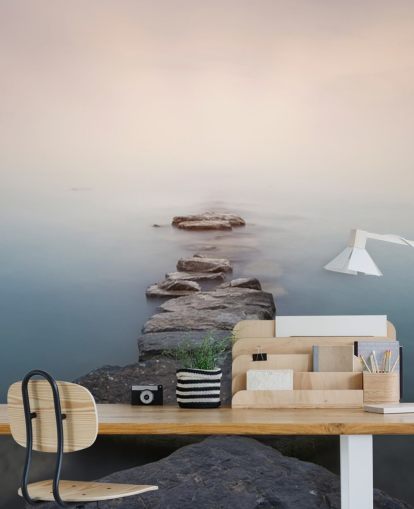 Steinweg im nebligen See Tapete