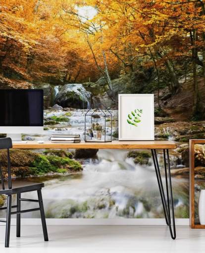 mural de papel pintado con forma de cascada y bosque llamado Cascada de Otoño Natural para dormitorios y salones