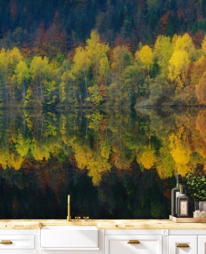 oransje høsttrær ved en innsjø som reflekterer deres bilde tapet