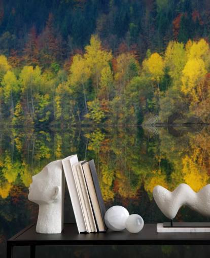 alberi autunnali arancioni da un lago che riflette la loro carta da parati immagine