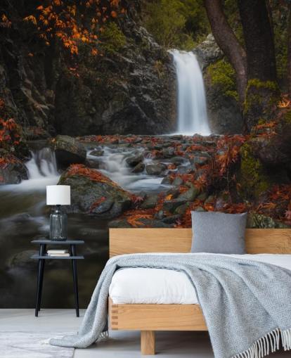 petite cascade dans le papier peint de la forêt automnale