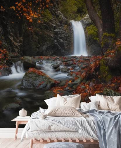 kleiner Wasserfall im herbstlichen Wald Tapete