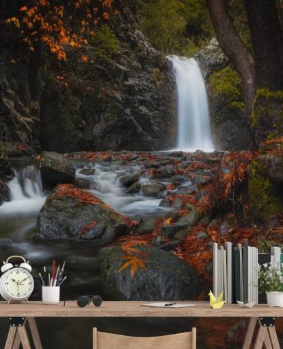 kleiner Wasserfall im herbstlichen Wald Tapete