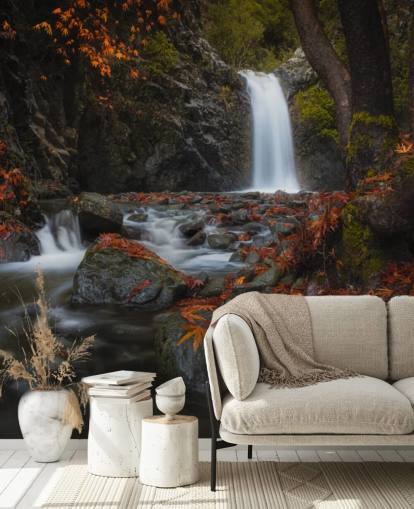 kleine waterval in herfstbosbehang