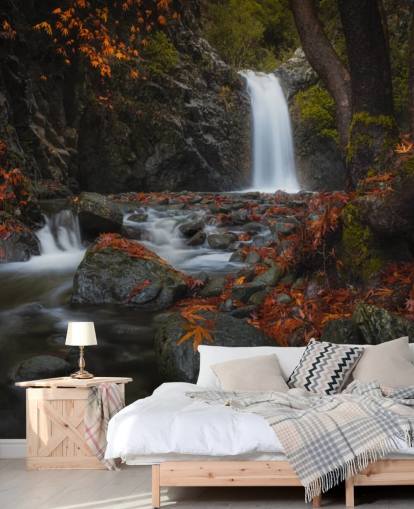 pequeña cascada en el fondo de pantalla de bosque otoñal