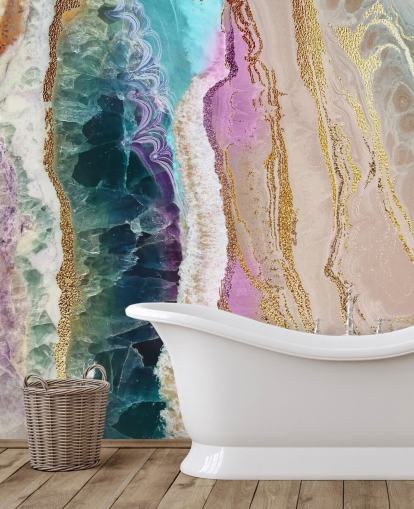 paarse, roze en gouden aanpasbare geodebehangmuurschildering genaamd Rock Pool Beach van Lara Skinner voor lounges