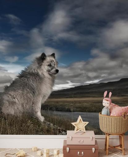 stor grå raggete hund satt ved en elv tapet