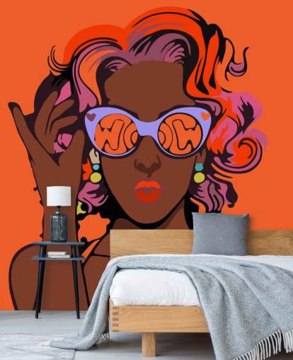 fondo naranja, hermosa dama negra con pelo morado y gafas de sol papel pintado pop art