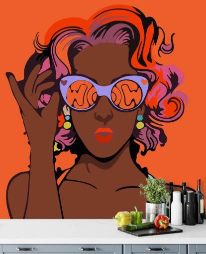 sfondo arancione, bella signora nera con capelli viola e occhiali da sole pop art carta da parati