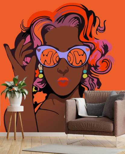 orangefarbener Hintergrund, schöne schwarze Dame mit lila Haaren und Sonnenbrillen Pop Art Wallpaper