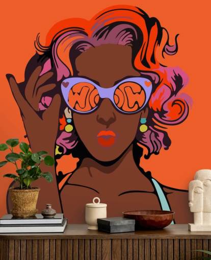 oranje achtergrond, mooie zwarte dame met paars haar en zonnebril pop art behang