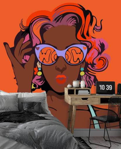 oranje achtergrond, mooie zwarte dame met paars haar en zonnebril pop art behang