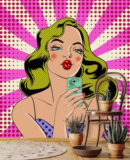 blonde Dame hält ein Handy und schmollt Pop-Art-Tapete