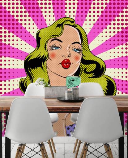 mujer rubia que sostiene un teléfono y hace pucheros con un fondo de pantalla de arte pop
