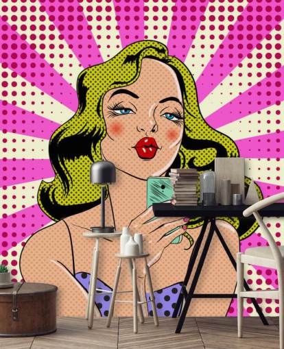 mujer rubia que sostiene un teléfono y hace pucheros con un fondo de pantalla de arte pop