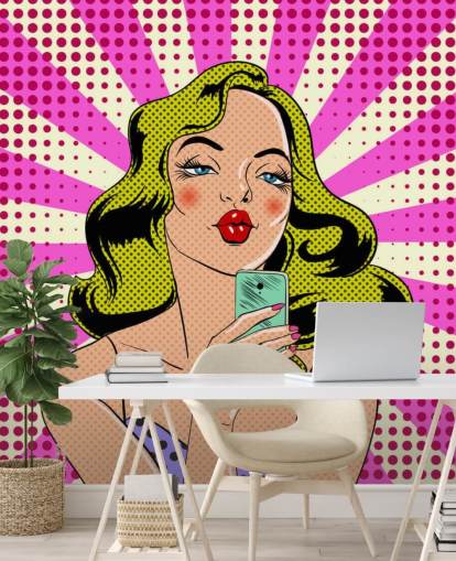 senhora loira segurando um telefone e fazendo beicinho no papel de parede de pop art