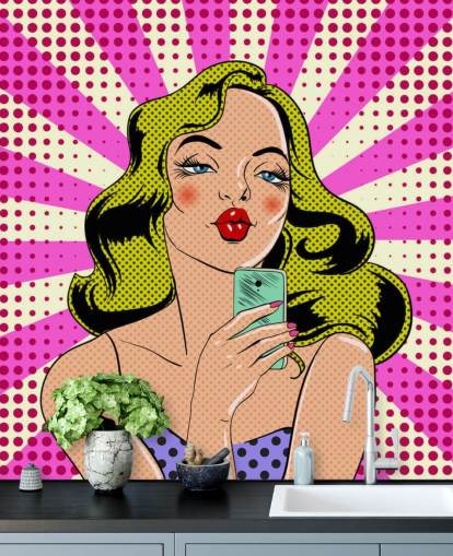 blond dame, der holder en telefon og pudser pop art tapet