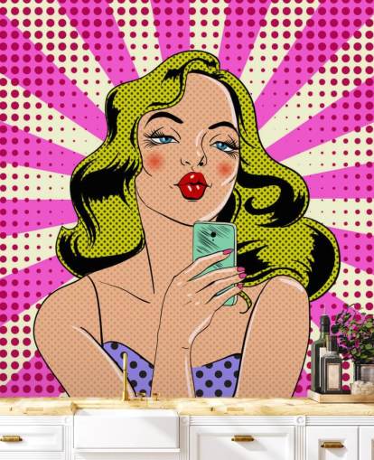 mujer rubia que sostiene un teléfono y hace pucheros con un fondo de pantalla de arte pop
