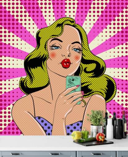 senhora loira segurando um telefone e fazendo beicinho no papel de parede de pop art