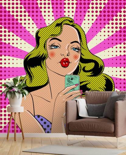 blonde Dame hält ein Handy und schmollt Pop-Art-Tapete