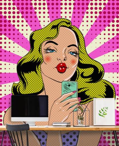 signora bionda con in mano un telefono e imbronciata carta da parati pop art
