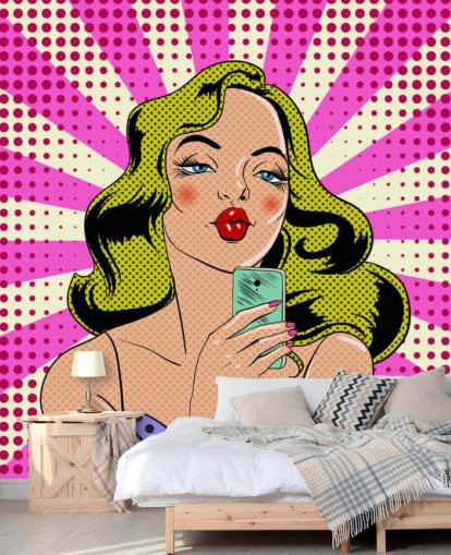 blonde Dame hält ein Handy und schmollt Pop-Art-Tapete