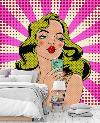 blonde Dame hält ein Handy und schmollt Pop-Art-Tapete