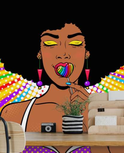 ragazza con lecca-lecca afro che succhia arcobaleno a forma di cuore su sfondo color arcobaleno