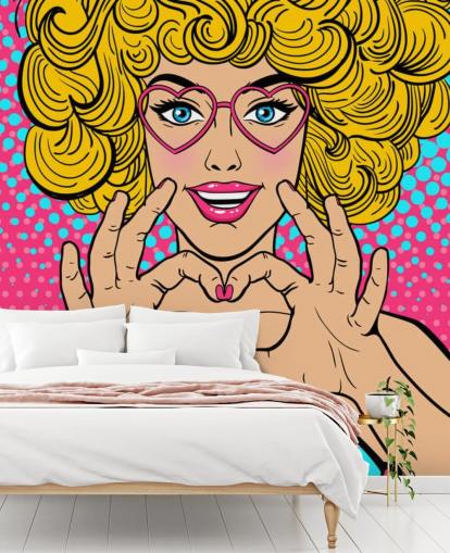 krullend blond haar meisje het maken van een liefde hart met handen retro behang