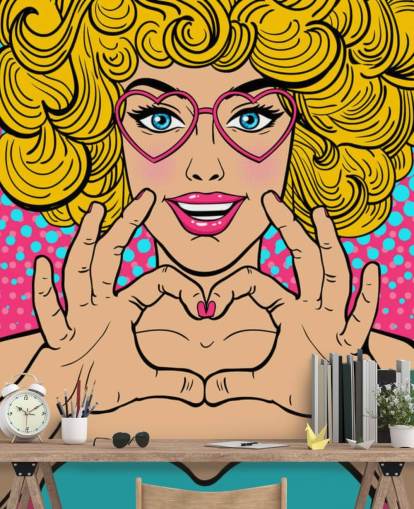 menina de cabelos loiros encaracolados fazendo um coração de amor com as mãos papel de parede retro