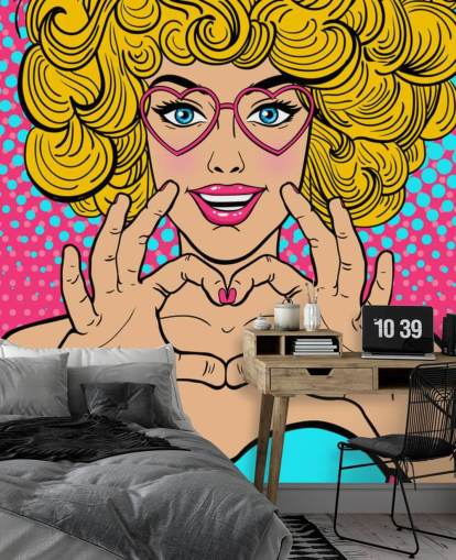 lockiges blondes Mädchen macht ein Liebesherz mit den Händen Retro-Tapete