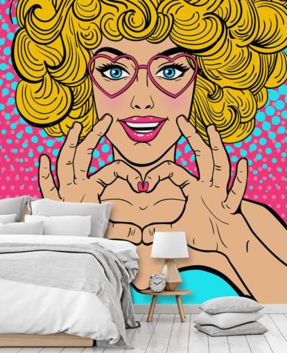 lockiges blondes Mädchen macht ein Liebesherz mit den Händen Retro-Tapete