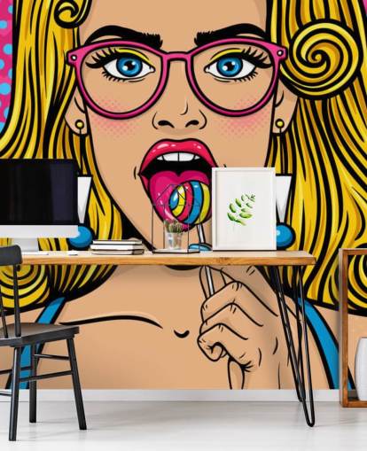 blondes Mädchen trägt Brille mit Lollypop im Mund Tapete