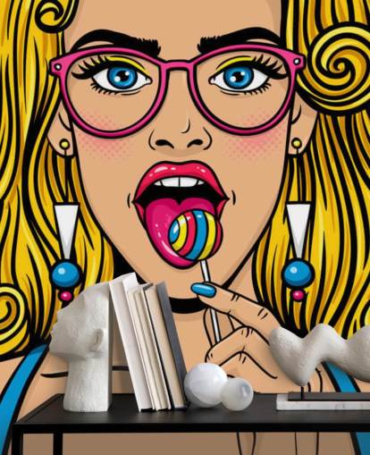 blond pige iført briller med lollypop i munden tapet