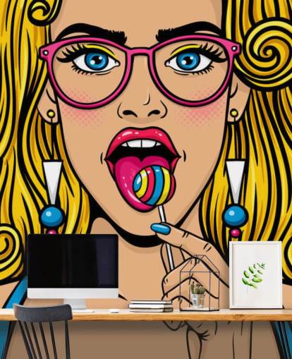 blondes Mädchen trägt Brille mit Lollypop im Mund Tapete